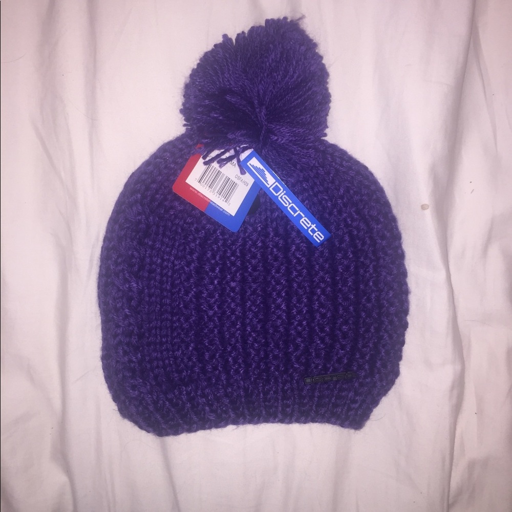 Discrete purple pom pom knit beanie